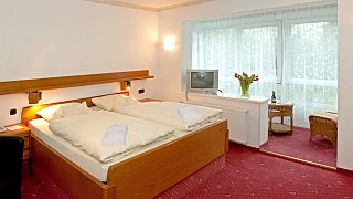 Mehr Informationen zu ZIMMER - Foto  Hotel Zum Goldenen Hirsch