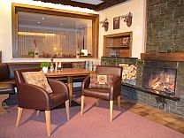 Entspannt am Kamin -  Foto � Petra Hitz-Bergmann