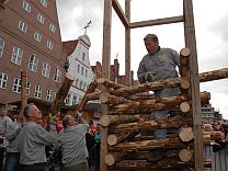 Holzstapeln bei den Lüneburger Sülfmeister-Tagen - Foto: Lüneburg Marketing Gmbh