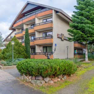 Hotel Zum Goldenen Hirsch, Ansicht mit Garten und Hirsch-Skulptur